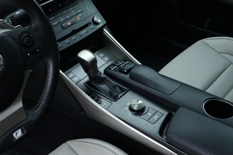 Lexus IS 350 Vehicle Full-screen Gallery Image 38