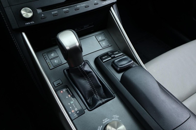 Lexus IS 350 Vehicle Full-screen Gallery Image 40