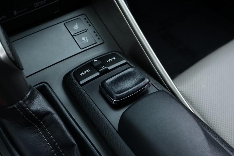 Lexus IS 350 Vehicle Full-screen Gallery Image 41