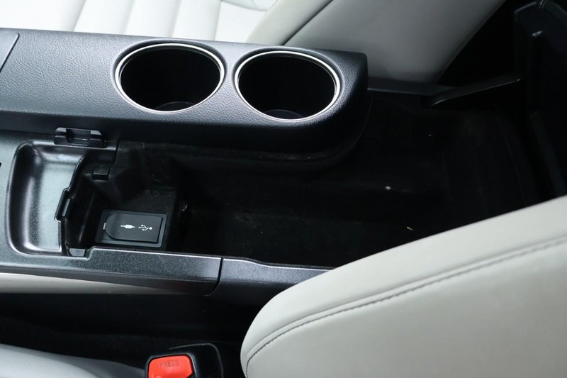 Lexus IS 350 Vehicle Full-screen Gallery Image 44