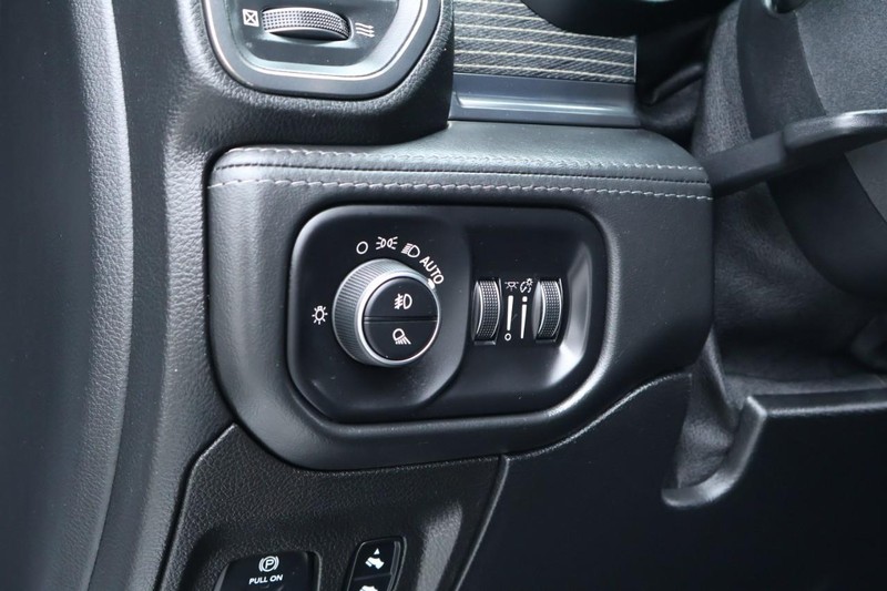 Ram 1500 Vehicle Full-screen Gallery Image 22