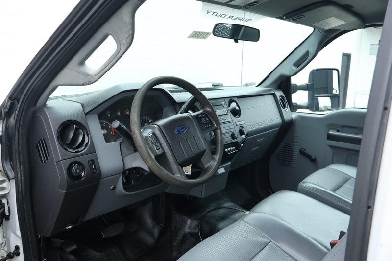 Ford Super Duty F-550 Vehicle Full-screen Gallery Image 23