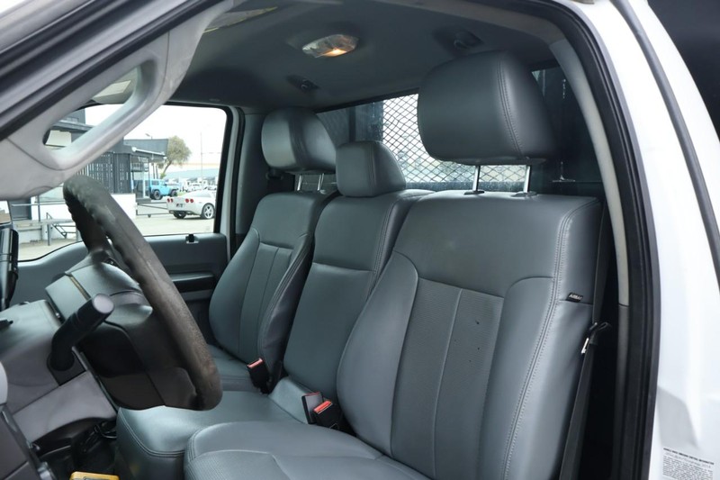 Ford Super Duty F-550 Vehicle Full-screen Gallery Image 25