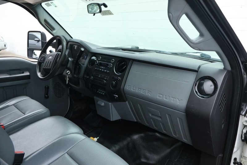 Ford Super Duty F-550 Vehicle Full-screen Gallery Image 26