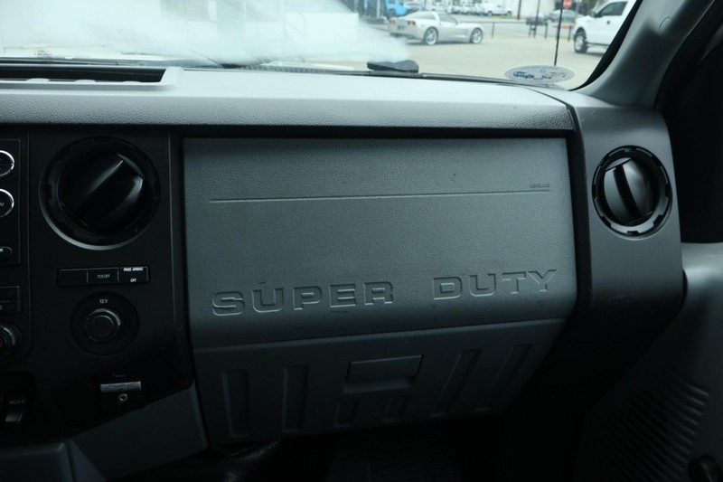 Ford Super Duty F-550 Vehicle Full-screen Gallery Image 31