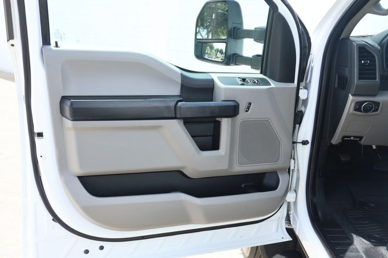 Ford Super Duty F-450 Vehicle Full-screen Gallery Image 17