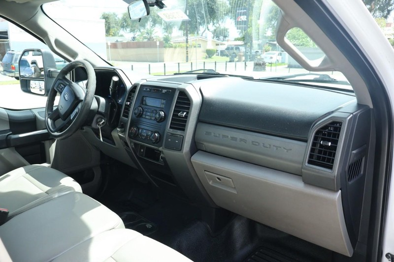 Ford Super Duty F-450 Vehicle Full-screen Gallery Image 23