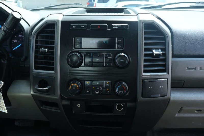 Ford Super Duty F-450 Vehicle Full-screen Gallery Image 27