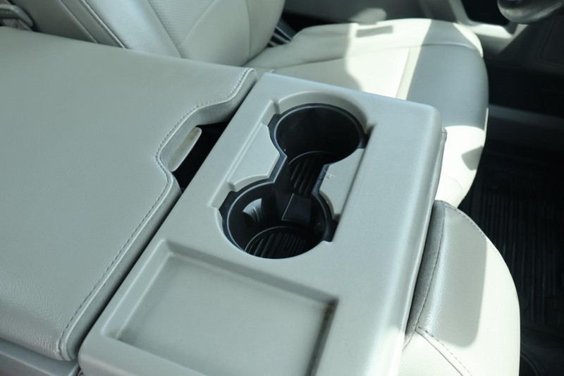 Ford Super Duty F-450 Vehicle Full-screen Gallery Image 32