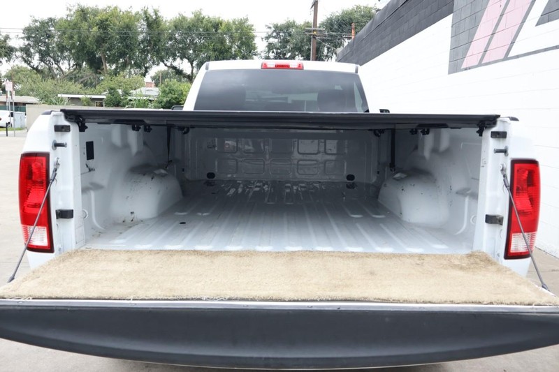 Ram 1500 Classic Vehicle Full-screen Gallery Image 09