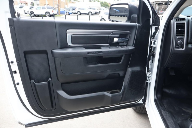 Ram 1500 Classic Vehicle Full-screen Gallery Image 15