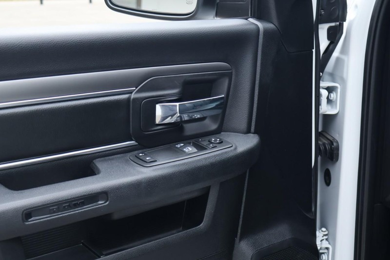 Ram 1500 Classic Vehicle Full-screen Gallery Image 16