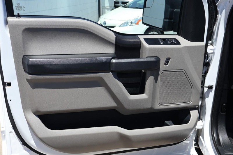 Ford F-150 Vehicle Full-screen Gallery Image 15