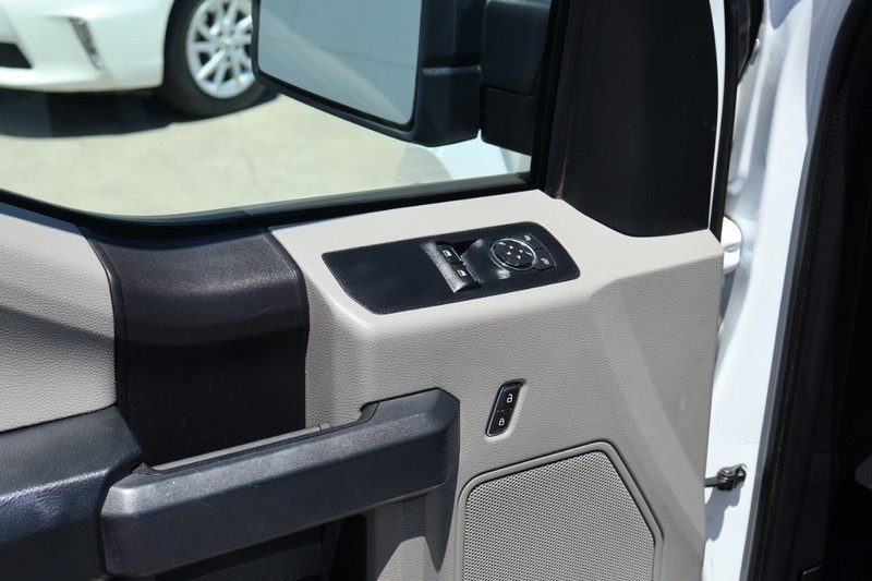 Ford F-150 Vehicle Full-screen Gallery Image 16