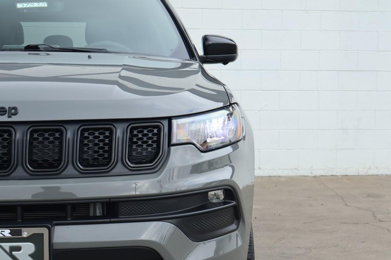 Jeep Compass Vehicle Full-screen Gallery Image 03