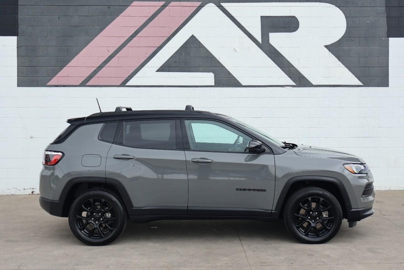 Jeep Compass Vehicle Full-screen Gallery Image 04