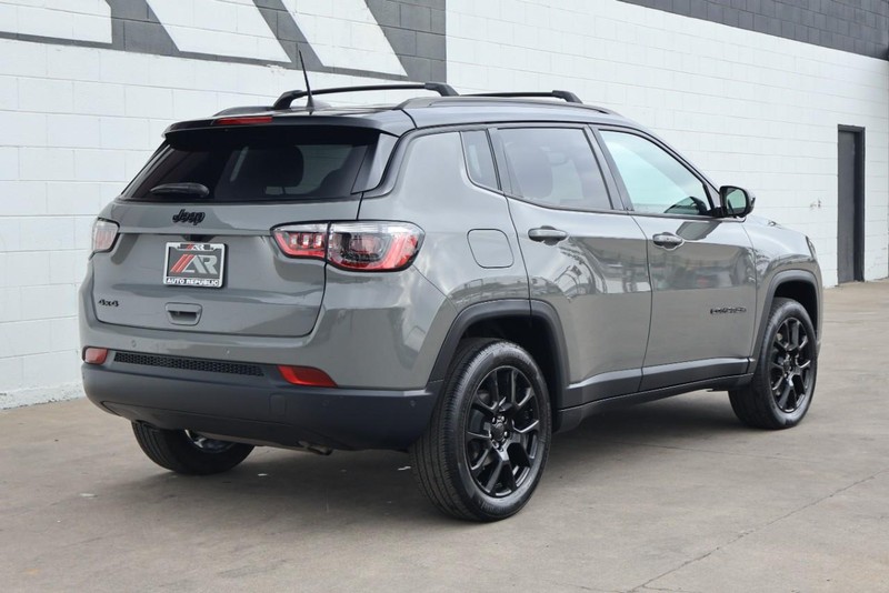 Jeep Compass Vehicle Full-screen Gallery Image 05