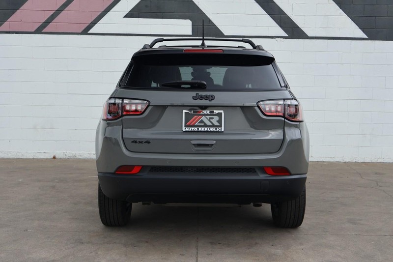 Jeep Compass Vehicle Full-screen Gallery Image 06