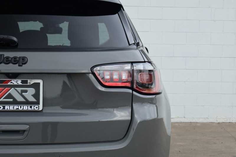 Jeep Compass Vehicle Full-screen Gallery Image 07