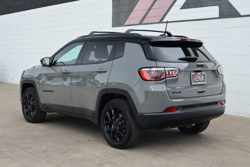 Jeep Compass Vehicle Full-screen Gallery Image 10