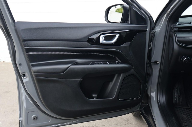 Jeep Compass Vehicle Full-screen Gallery Image 16