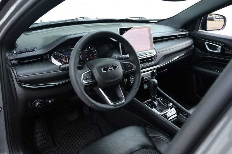 Jeep Compass Vehicle Full-screen Gallery Image 17