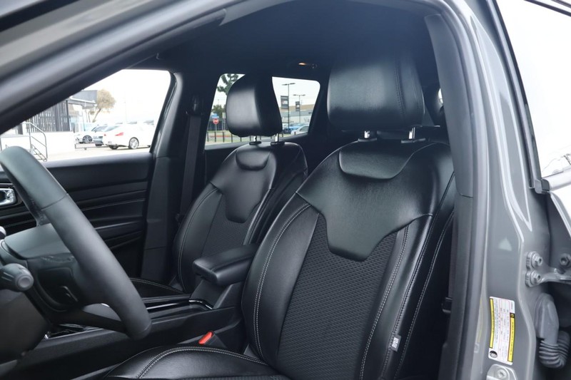 Jeep Compass Vehicle Full-screen Gallery Image 20