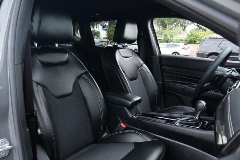 Jeep Compass Vehicle Full-screen Gallery Image 23