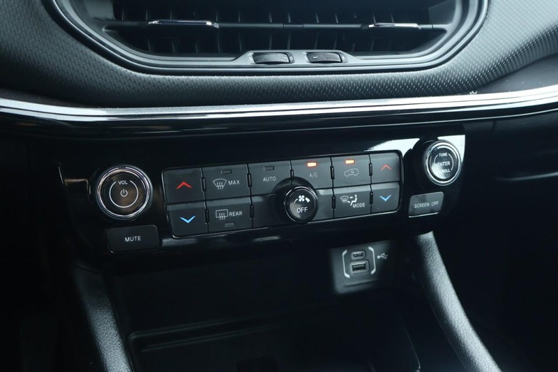 Jeep Compass Vehicle Full-screen Gallery Image 35