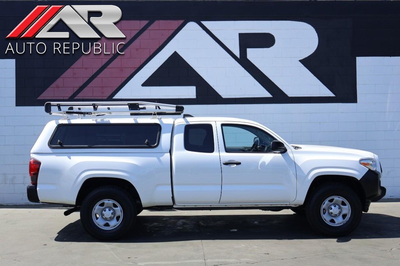 Toyota Tacoma Vehicle Full-screen Gallery Image 01