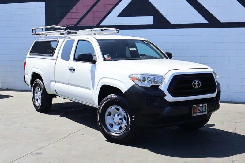 Toyota Tacoma Vehicle Full-screen Gallery Image 03