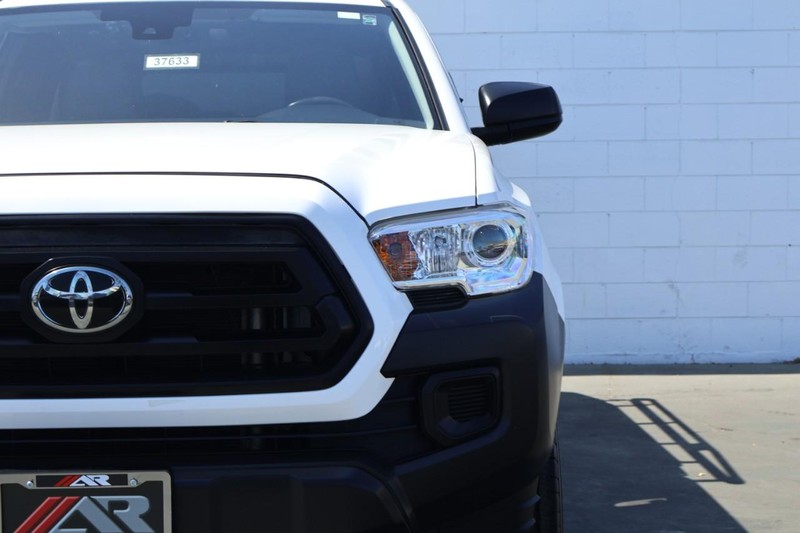 Toyota Tacoma Vehicle Full-screen Gallery Image 05