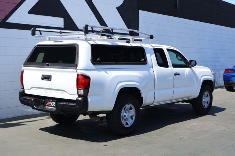 Toyota Tacoma Vehicle Full-screen Gallery Image 06