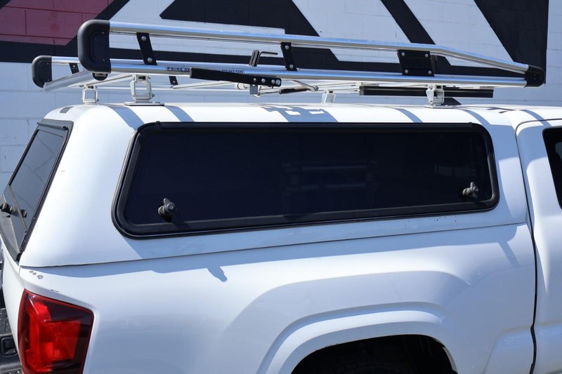 Toyota Tacoma Vehicle Full-screen Gallery Image 08