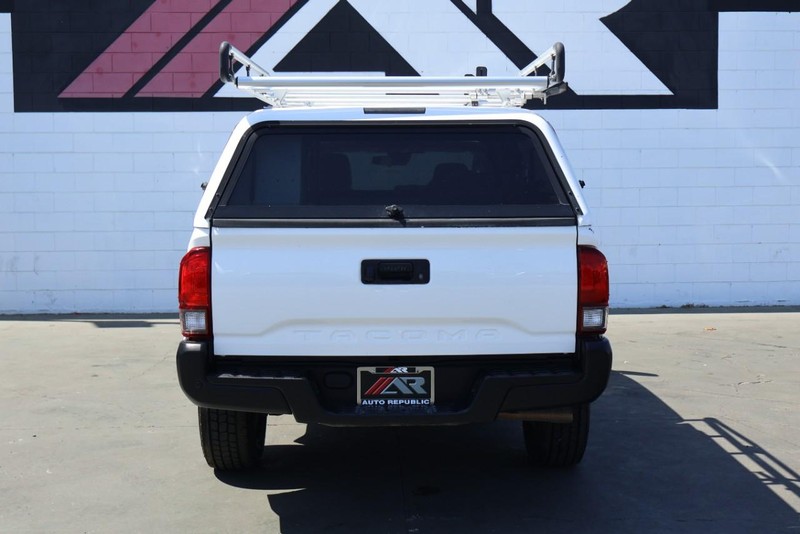 Toyota Tacoma Vehicle Full-screen Gallery Image 10