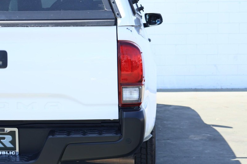 Toyota Tacoma Vehicle Full-screen Gallery Image 11