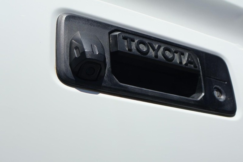 Toyota Tacoma Vehicle Full-screen Gallery Image 12