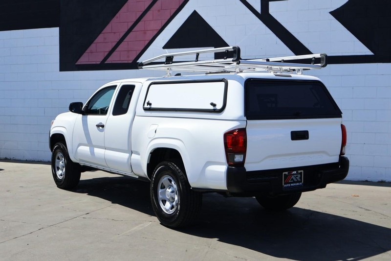 Toyota Tacoma Vehicle Full-screen Gallery Image 15