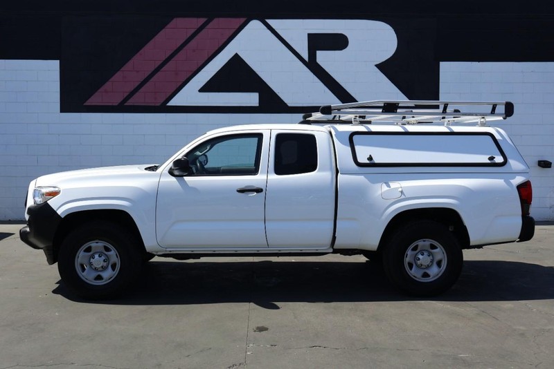 Toyota Tacoma Vehicle Full-screen Gallery Image 16