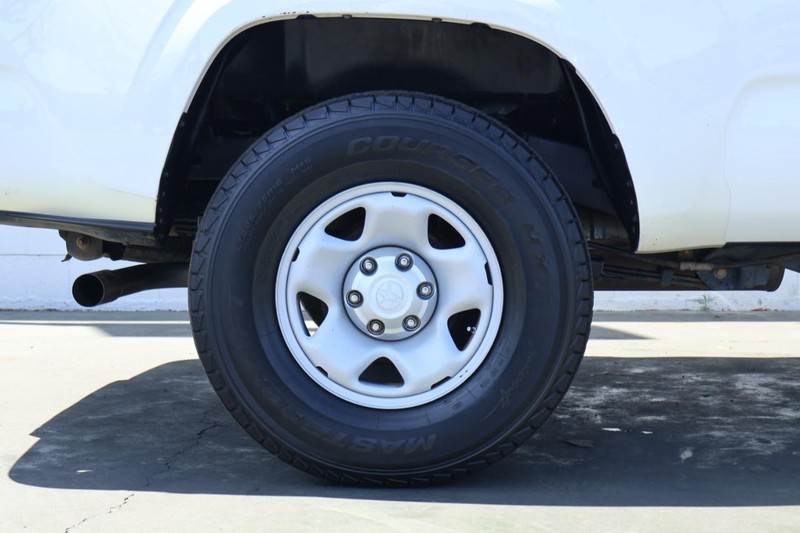 Toyota Tacoma Vehicle Full-screen Gallery Image 19