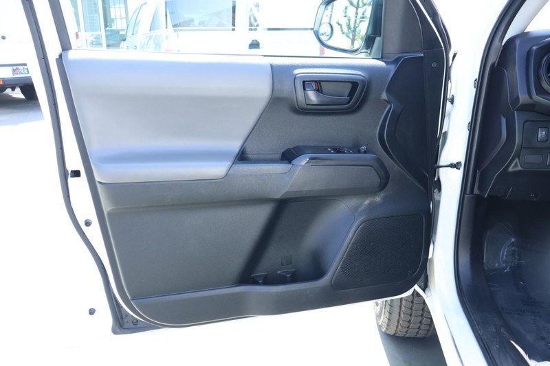 Toyota Tacoma Vehicle Full-screen Gallery Image 20