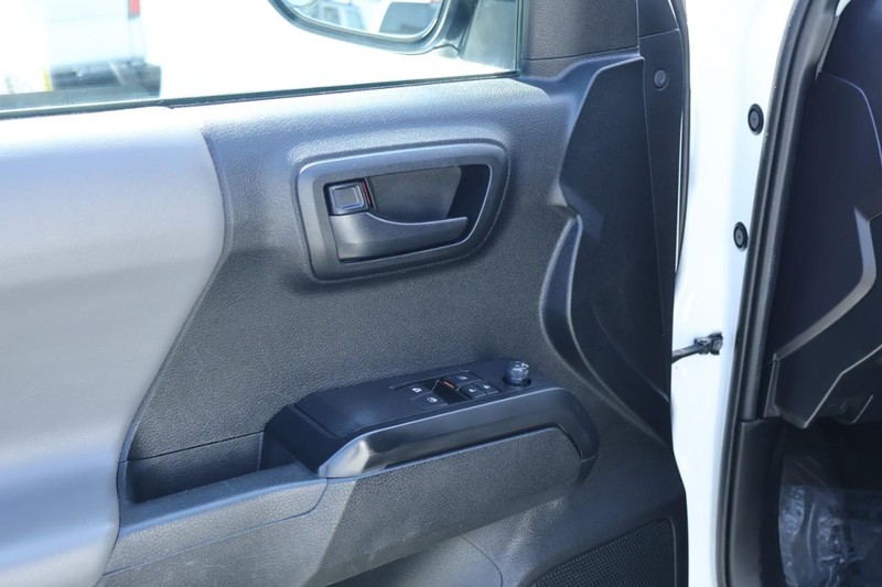 Toyota Tacoma Vehicle Full-screen Gallery Image 21