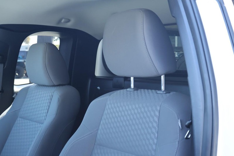 Toyota Tacoma Vehicle Full-screen Gallery Image 24