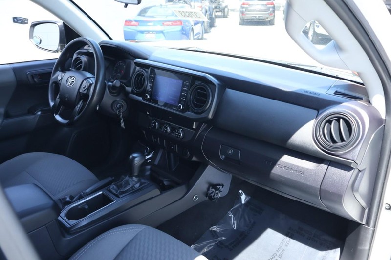 Toyota Tacoma Vehicle Full-screen Gallery Image 25