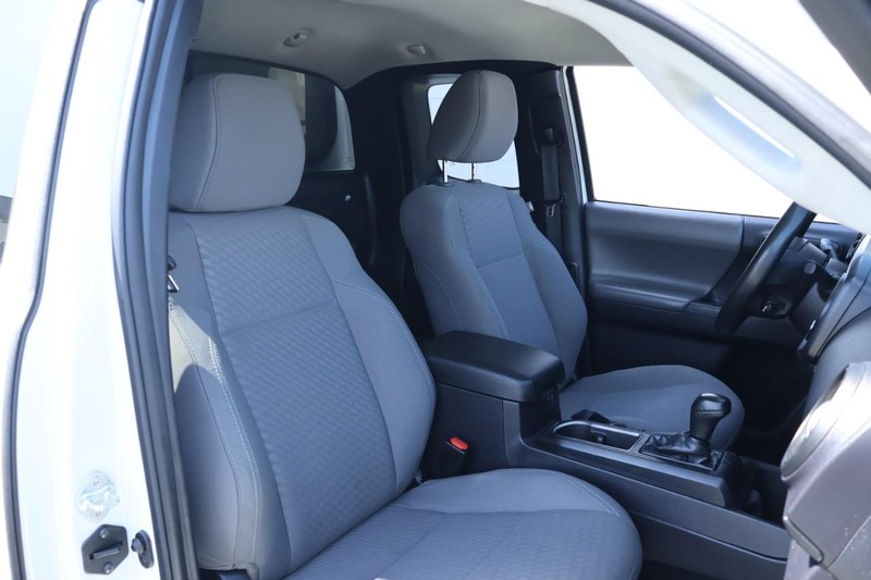 Toyota Tacoma Vehicle Full-screen Gallery Image 26