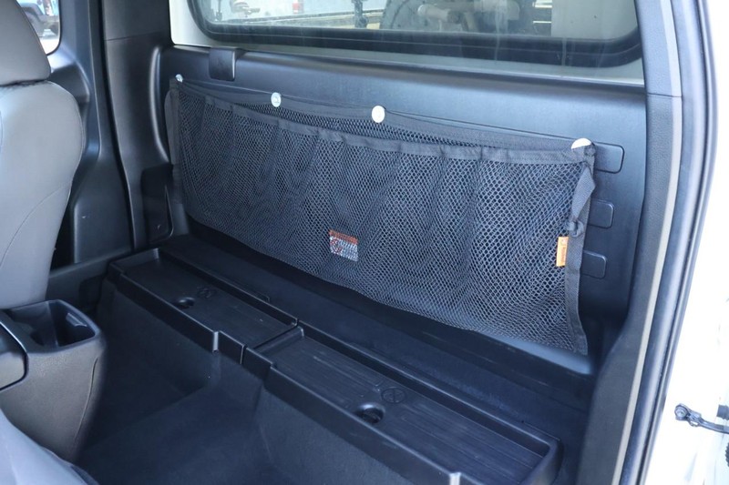 Toyota Tacoma Vehicle Full-screen Gallery Image 27