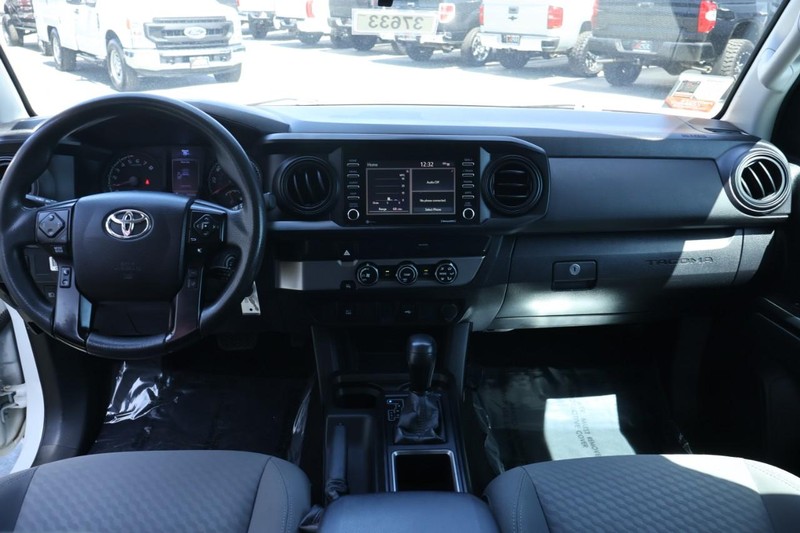 Toyota Tacoma Vehicle Full-screen Gallery Image 28