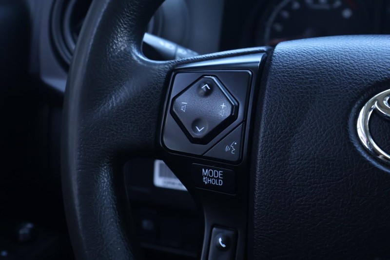 Toyota Tacoma Vehicle Full-screen Gallery Image 31