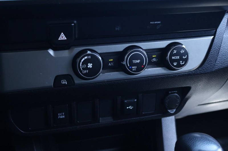 Toyota Tacoma Vehicle Full-screen Gallery Image 36