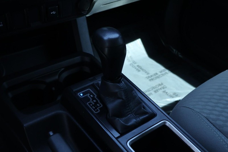 Toyota Tacoma Vehicle Full-screen Gallery Image 38